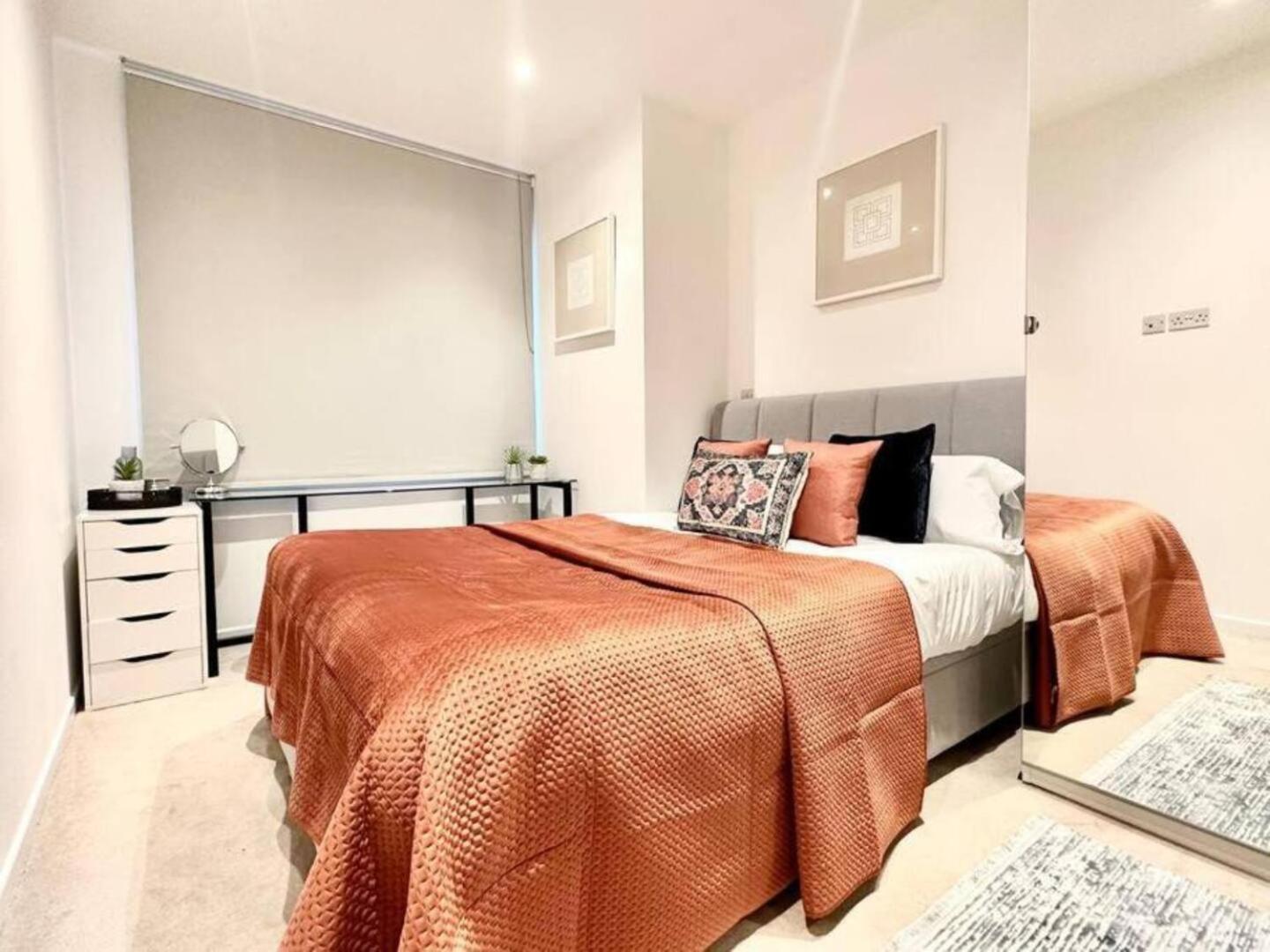 Luxury Two Bed On Baker St Londra