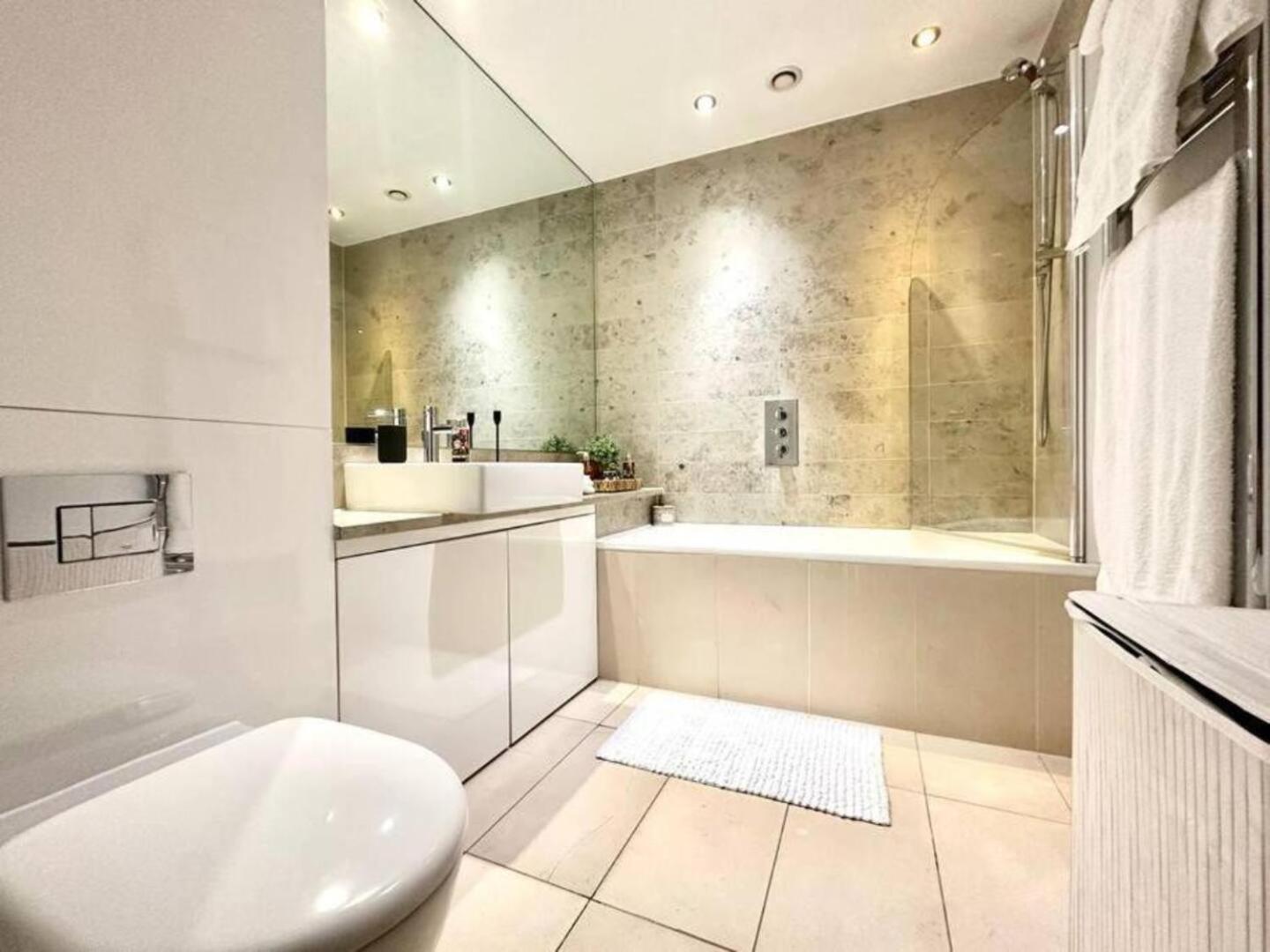 Luxury Two Bed On Baker St Londra